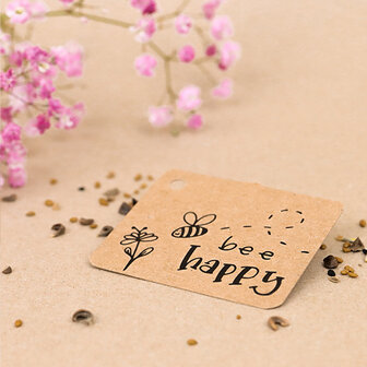 Sfeerfoto kraftlabel 50 x 60 mm met boorgat met de tekst &#039;Bee happy&#039;