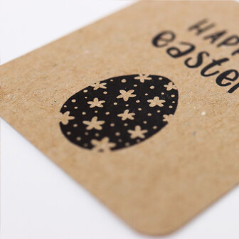 Sfeerfoto kraftlabel 50 x 60 mm met boorgat met de tekst &#039;Happy Easter&#039;