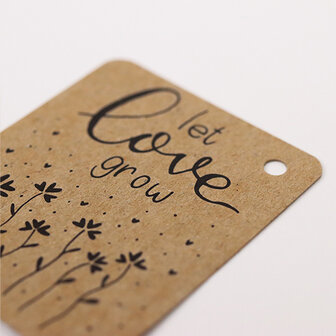 Sfeerfoto kraftlabel 50 x 60 mm met boorgat met de tekst &#039;Let love grow&#039;