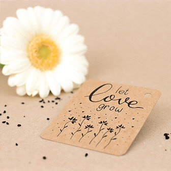 Sfeerfoto kraftlabel 50 x 60 mm met boorgat met de tekst &#039;Let love grow&#039;