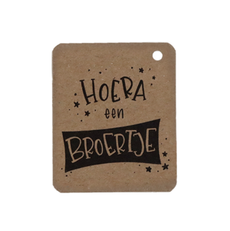 Voorkant kraftlabel 50 x 60 mm met boorgat met de tekst &#039;Hoera een broertje&#039;