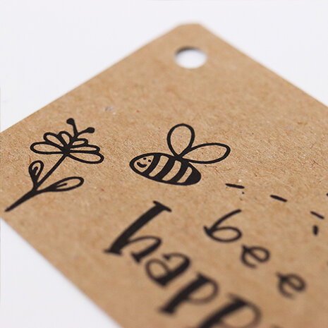 Sfeerfoto kraftlabel 50 x 60 mm met boorgat met de tekst 'bee happy'