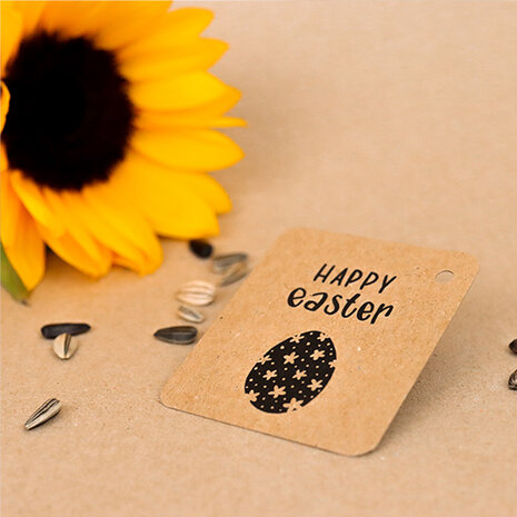 Sfeerfoto kraftlabel 50 x 60 mm met boorgat met de tekst 'Happy Easter'