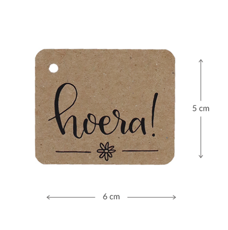 Kraftlabel 50 x 60 mm met boorgat met de tekst 'Hoera' - Maatgeving