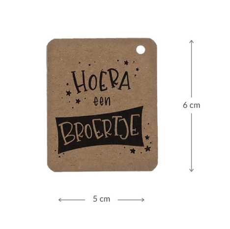 Kraftlabel 50 x 60 mm met boorgat met de tekst 'Hoera een broertje' - Maatgeving