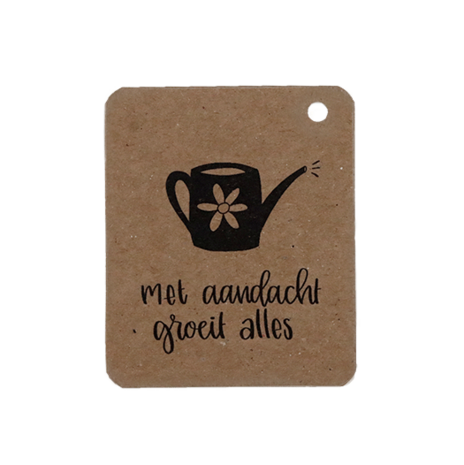 Voorkant kraftlabel 50 x 60 mm met boorgat met de tekst 'Met aandacht groeit alles'